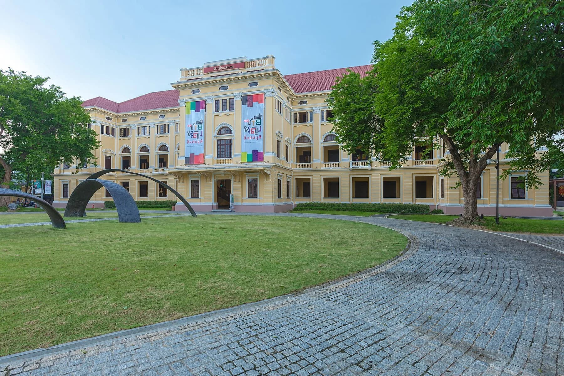 Фасад и территория Museum Siam в Бангкоке